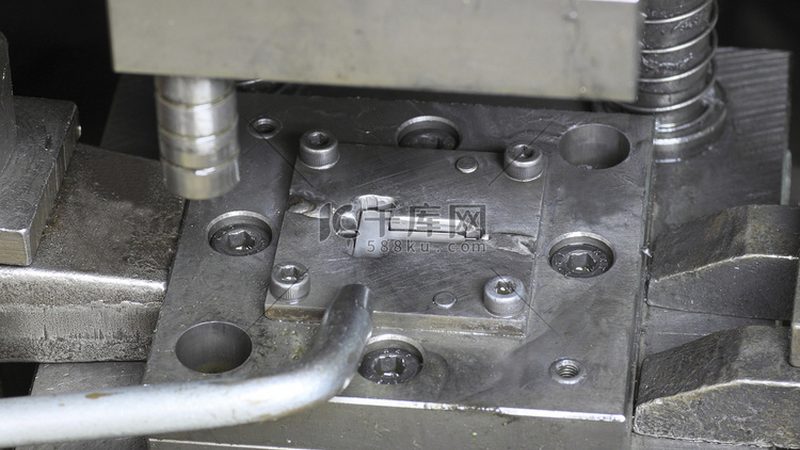 模具钢与合金工具钢：化学成分的微妙差异**