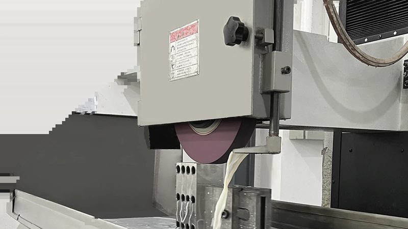 双色手柄模具加工：工艺解析与选型要点**